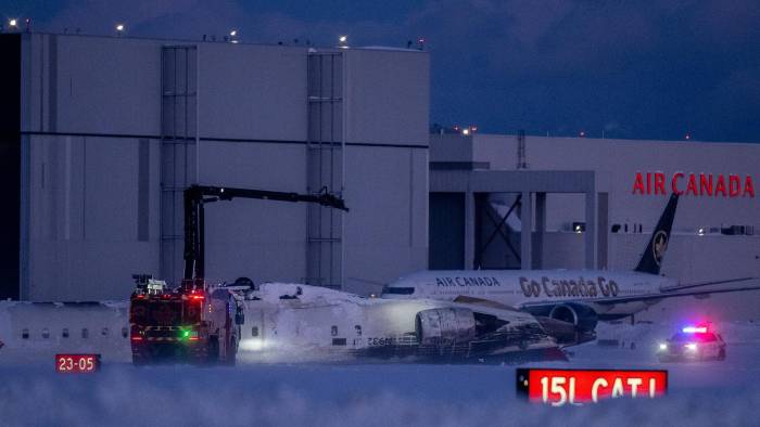 Los equipos de emergencia se reúnen en el lugar del accidente donde un vuelo de Delta Air Lines se volcó mientras aterrizaba en el Aeropuerto Internacional Toronto Pearson en Mississauga, Canadá, el 17 de febrero de 2025.