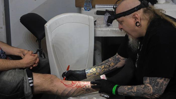 Una persona se tatúa durante la sexta versión de la 'Art Tattoo Bolivia Convention 2024'.