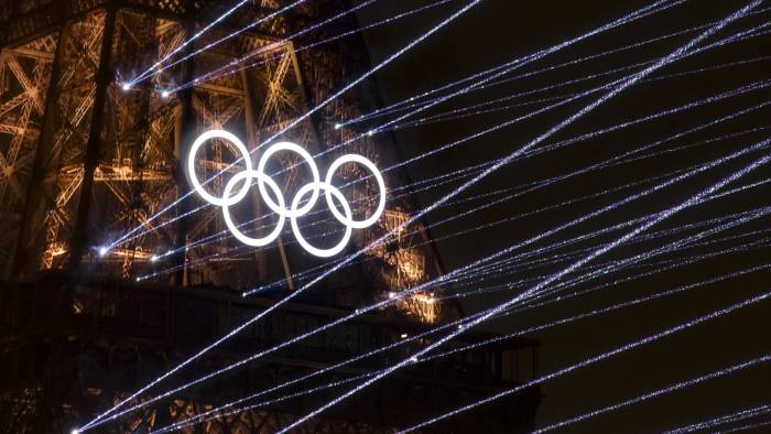 La Torre Eiffel iluminada durante la ceremonia de inauguración de los Juegos Olímpicos de París 2024, este viernes en la capital francesa.