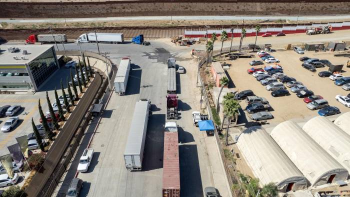 Llegada de camiones a la frontera de Estados Unidos y México, en la zona de Tijuana, Baja California.