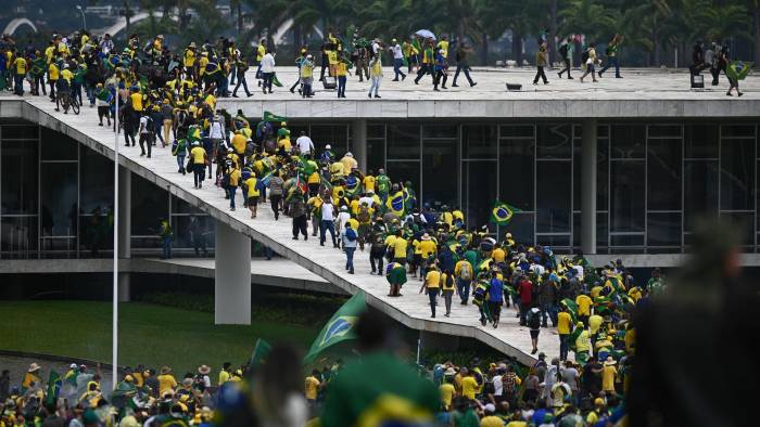 Fotografía de archivo fechada el 8 de enero de 2023 que muestra a simpatizantes del expresidente brasileño Jair Bolsonaro mientras invaden el Congreso Nacional, el Palacio de Planalto y el Supremo Tribunal Federal, en Brasilia (Brasil).