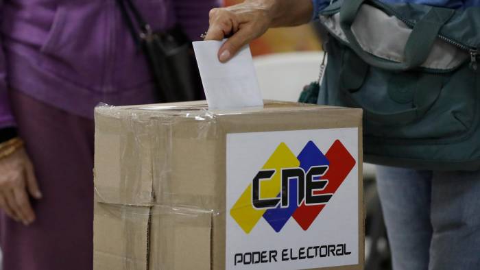 Una ciudadana venezolana vota en las elecciones presidenciales. Foto de archivo.