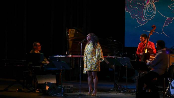 Ledisi, cautiva al público con su singular voz y pasión.