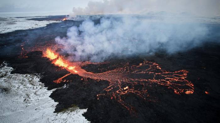 Fotografía aérea tomada con un drone muestra lava y humo saliendo de una fisura volcánica durante una erupción cerca de la ciudad de Grindavik, en la península de Reykjanes (Islandia).