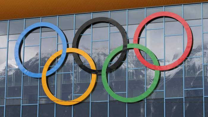 Anillos olimpicos desde la fachada de un edificio.