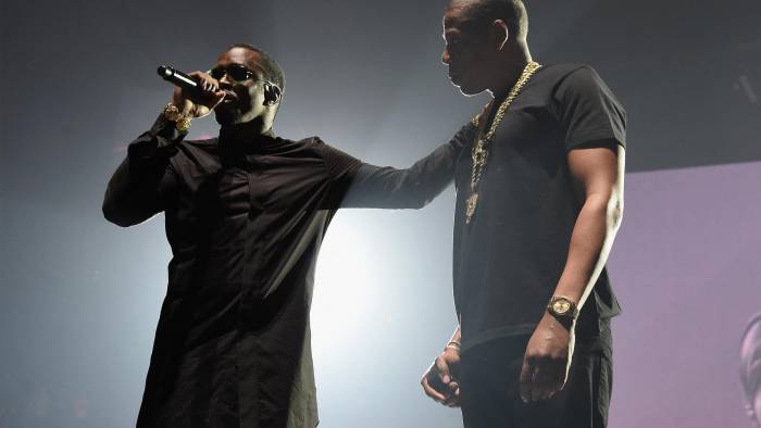 Jay Z (L) y Sean “Diddy” Combs, también conocido como Puff Daddy, actúan en el escenario durante la gira Puff Daddy and The Family Bad Boy Reunion presentada por Ciroc Vodka y Live Nation en el Barclays Center el 20 de mayo de 2016. en la ciudad de Nueva York.