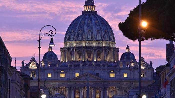 Fotografía de la Basílica de San Pedro con el atardecer de fondo