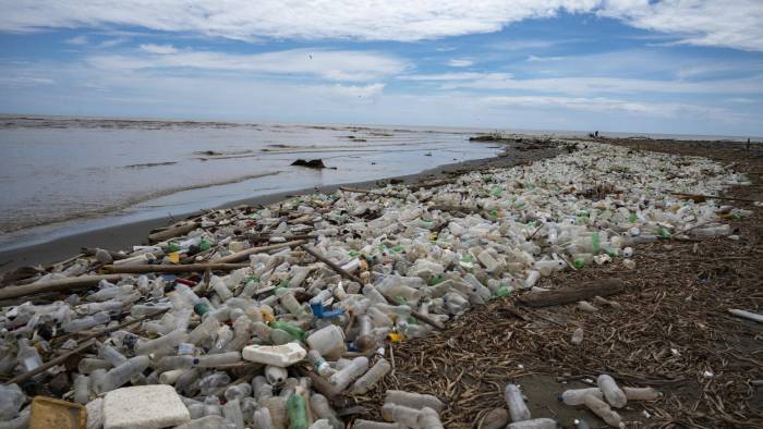 Basura, incluidos desechos plásticos, se ve en Playa Paparo en el estado Miranda, Venezuela, el 6 de junio de 2023.