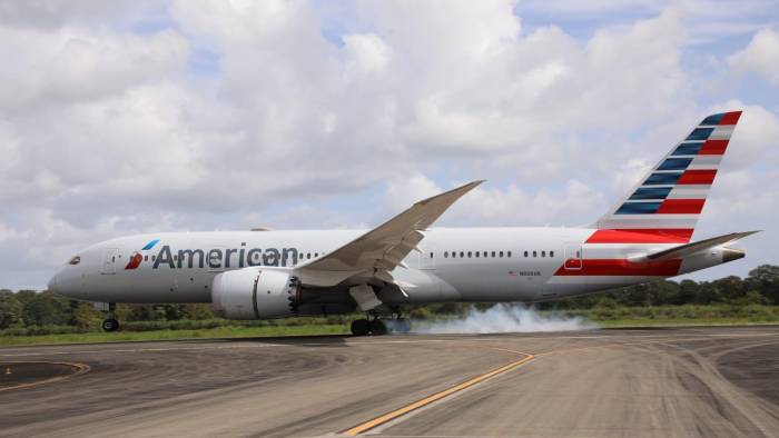 Un avión en la pista de aterrizaje del Aeropuerto Internacional de Tocumen