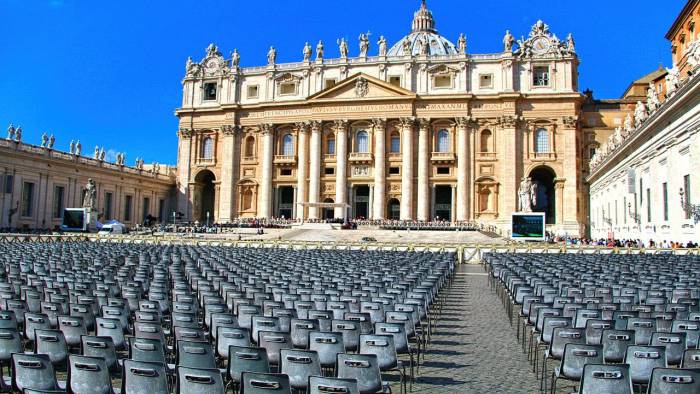 Parte frontal de la catedral de San Pedro en la Ciudad del Vaticano.