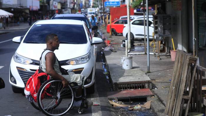 La mayoría de las aceras de las calles panameñas no están adaptadas para personas en sillas de ruedas.