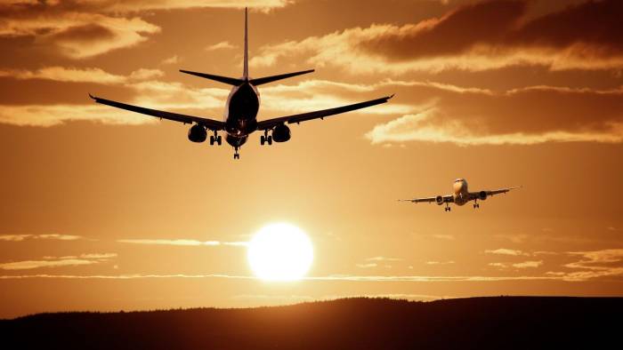 Imagen ilustrativa de aviones y un atardecer.