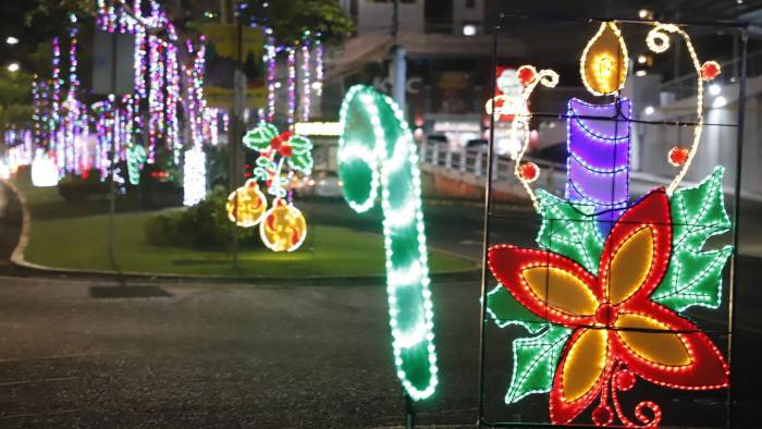 Imagen de archivo de los parques con luminarias navideñas.