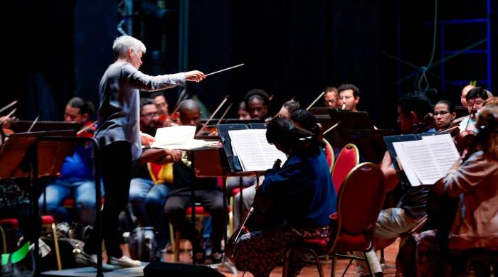 La directora de orquesta estadounidense Nell Flanders elogió la labor de la orquesta.