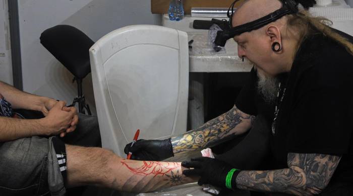 Una persona se tatúa durante la sexta versión de la 'Art Tattoo Bolivia Convention 2024'.