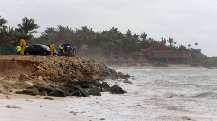 Personal de Protección Civil, Ejercito Mexicano y Policías del Estado realizan rondas de vigilancia, en playas de Tulum en Quintana Roo (México). Imagen de archivo.