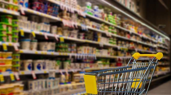 El precio elevado de los alimentos afecta el bolsillo de los consumidores a la hora de hacer sus compras en los supermercados.