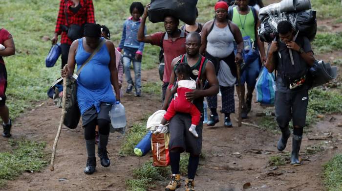 Fotografía de archivo que muestra a migrantes haitianos en su camino hacia Panamá por el Tapón del Darién en Acandi (Colombia).