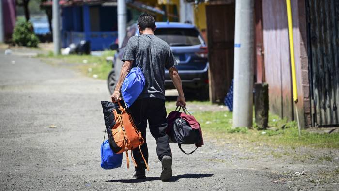 Un migrante venezolano llega para tomar una lancha con destino a Colombia en Miramar, cerca de Palenque.