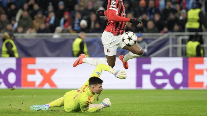 El extremo portugués Rafael Leao (d), del AC Milan.