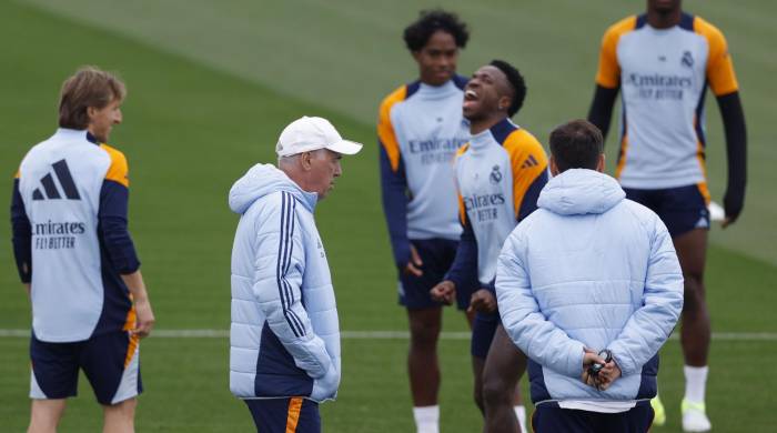 El entrenador del Real Madrid, Carlo Ancelotti (2i) durante el entrenamiento antes de enfrentarse al FC Barcelona.