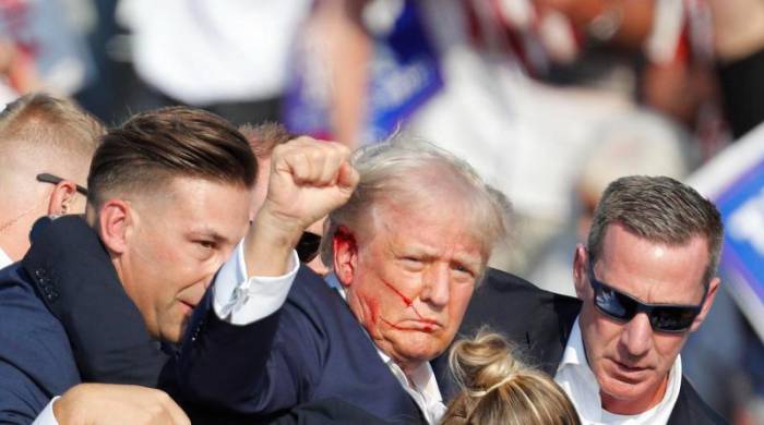 Trump, con una herida en la oreja derecha.