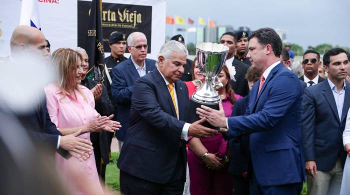 Momentos en que el presidente José Raúl Mulino hace entrega del premio del clásico.