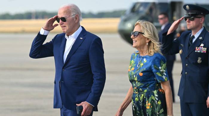 Biden junto a la primera dama de Estados Unidos, Jill Biden, en la base aérea de Maryland.
