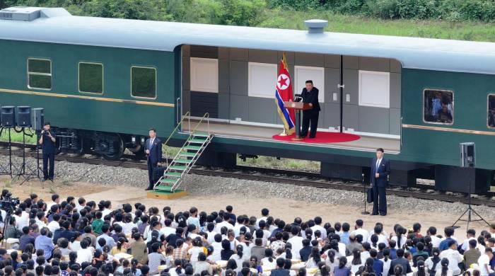 En la foto, el líder norcoreano, Kim Jong-un, durante su visita a la zona afectada por las inundaciones en el condado de Uiju, en la provincia de Phyongan del Norte.