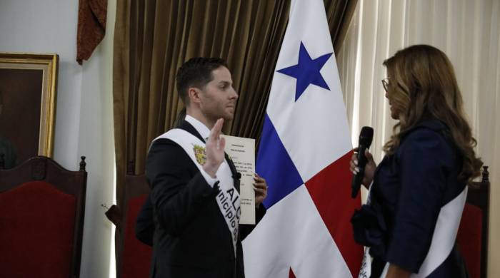 Mayer Mizrachi es juramentado como alcalde de Panamá, por la presidenta del Consejo Municipal, Keira Navarro.