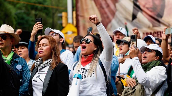 Trabajadores del poder judicial protestan por la reforma.