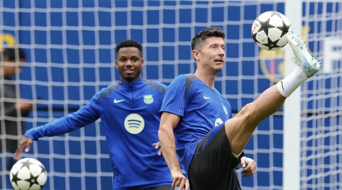 Los jugadores del FC Barcelona, Robert Lewandowski y Ansu Fati (i), durante un entrenamiento.