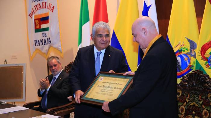José Raúl Mulino junto a presidente de la Sociedad Bolivariana de Panamá, Carlos Guevara Mann.