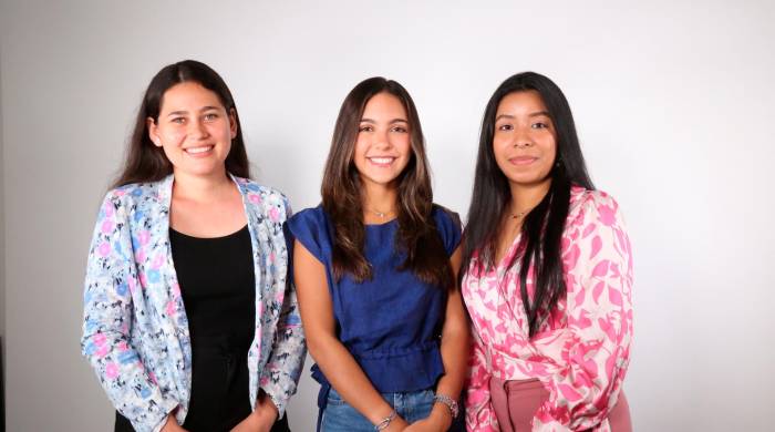 Angela Rivera, Ana Carolina De León y Elianis Alonso son tres estudiantes que participan en el programa de pasantías del Proyecto de Seguridad y Soberanía Farmacéutica de Panamá.