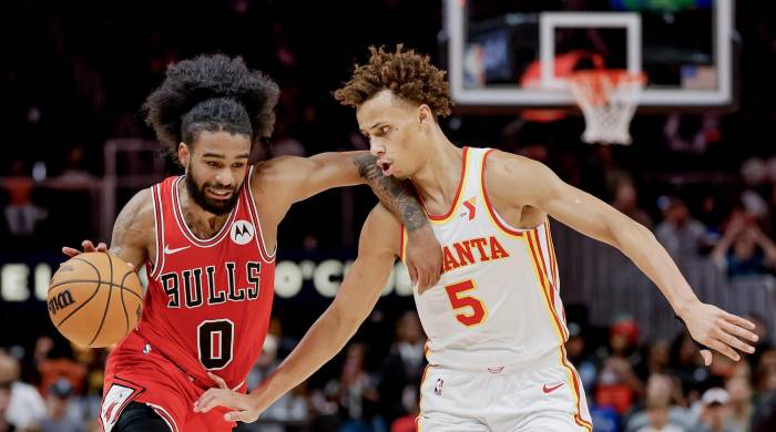 El escolta de los Chicago Bulls Coby White (I), en acción contra el escolta de los Atlanta Hawks, Dyson Daniels de Australia.