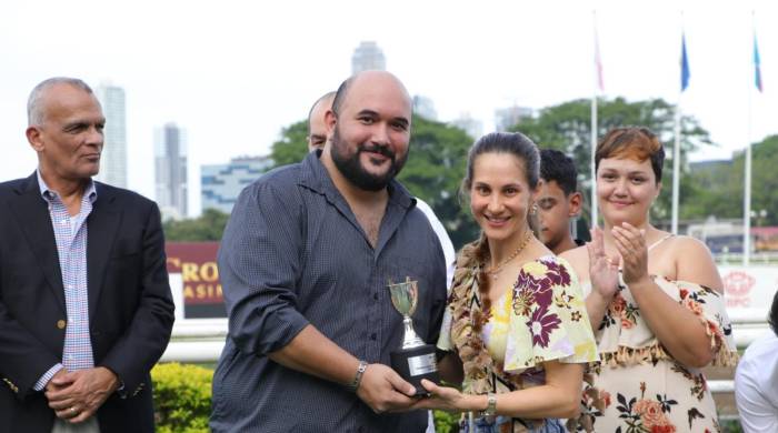 Darío Carrillo Gomila (izq.) en representación de la familia homenajeada entregó el trofeo a Daniela Boyd.