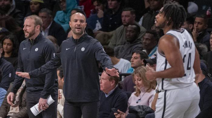 El español Jordi Hernández (c), entrenador de Brooklyn.