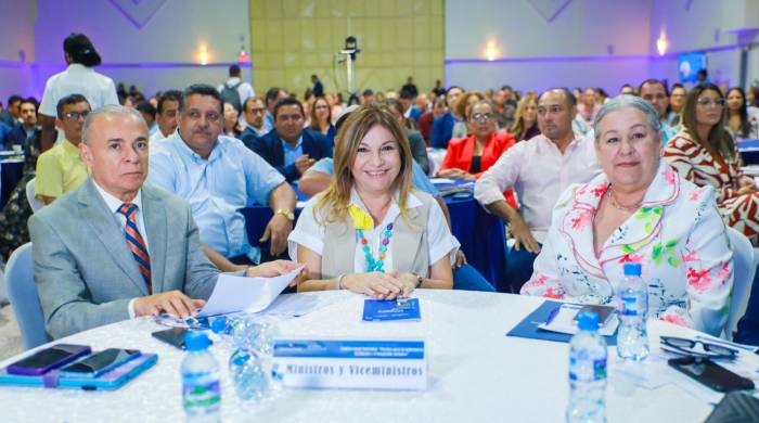 Autoridades en el primer foro de alto nivel del Mides.