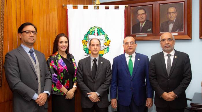 En la reunión, el viceministro de Trabajo Gregorio Ordóñez recibió una distinción por ser egresado de esta casa de estudios.