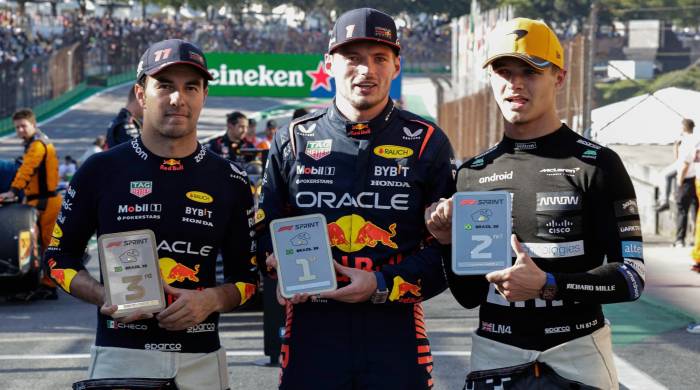 El neerlandés Max Verstappen, de Red Bull Racing (c), el británico Lando Norris de McLaren (d) y el mexicano Sergio Pérez de Red Bull Racing.