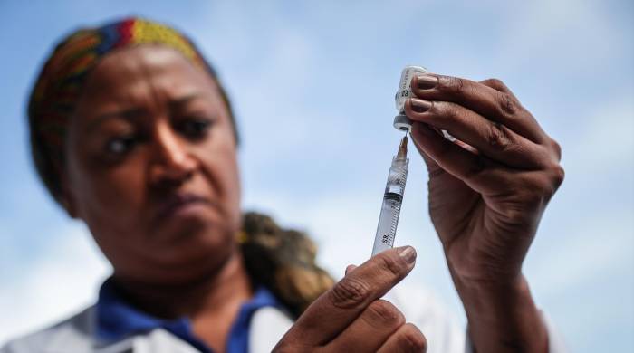 Una trabajadora de la salud prepara una dosis de la vacuna contra el dengue.