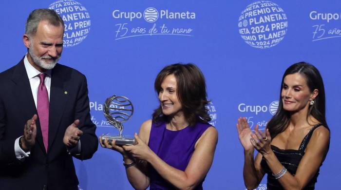 La escritora Paloma Sánchez Garnica recibe el premio Planeta de manos de los reyes de España, Felipe VI y Letizia, en una gala celebrada en la ciudad de Barcelona.