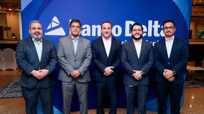 De izquierda a derecha, Alfredo Vásquez, VP de Negocios; Juan Lavergne, VP Senior de Finanzas y Asuntos Corporativos; Manuel Álvarez, Vicepresidente Ejecutivo y Gerente General; Justin Lahitte, VP de Legal y Control; y Víctor Vergara, Vicepresidente Adjunto de Auditoría.