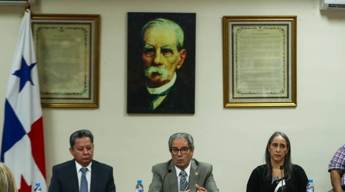 En la mesa (de izq. a der.) el viceministro Manuel Zambrano, el ministro Fernando Boyd Glindo y la doctora Reina Roa.