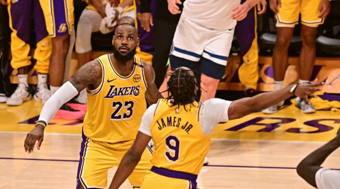 Bronny James (d.) y LeBron James durante un partido oficial de la NBA con Los Ángeles Lakers.