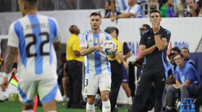 El seleccionador del Argentina, Lionel Scaloni (d).