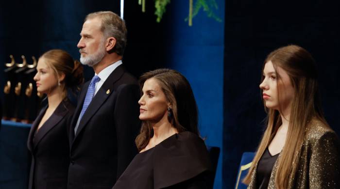 El rey Felipe, la reina Letizia (2 Der.), la princesa Leonor (Izq.) y la infanta Sofía, durante la ceremonia de entrega de los premios Princesa de Asturias, este viernes en el Teatro Campoamor, en Oviedo.