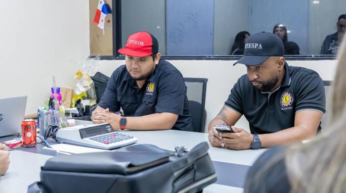 Momentos en que el Mitradel, miembros del sindicato y representantes de Ensa-Servicios, S. A. llegan a un acuerdo.