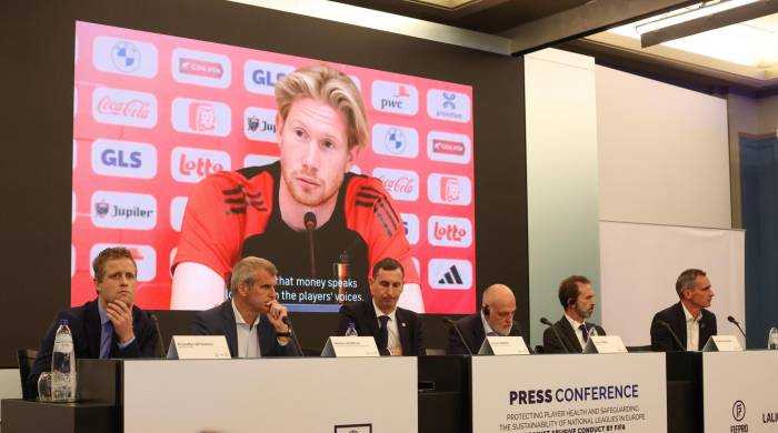 Vista a la conferencia de prensa en Bruselas, Bélgica en la que diferentes representantes de las ligas europeas demandan a la FIFA.