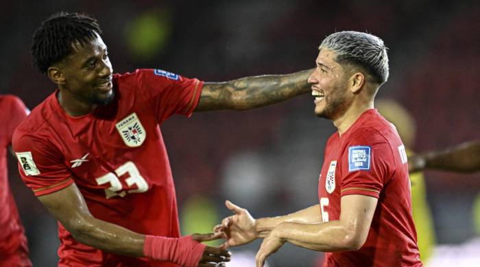 El jugador Cristian Martínez (der.) celebra junto con Michael Amir Murillo el gol que anotó en el encuentro con la Selección de Guyana.